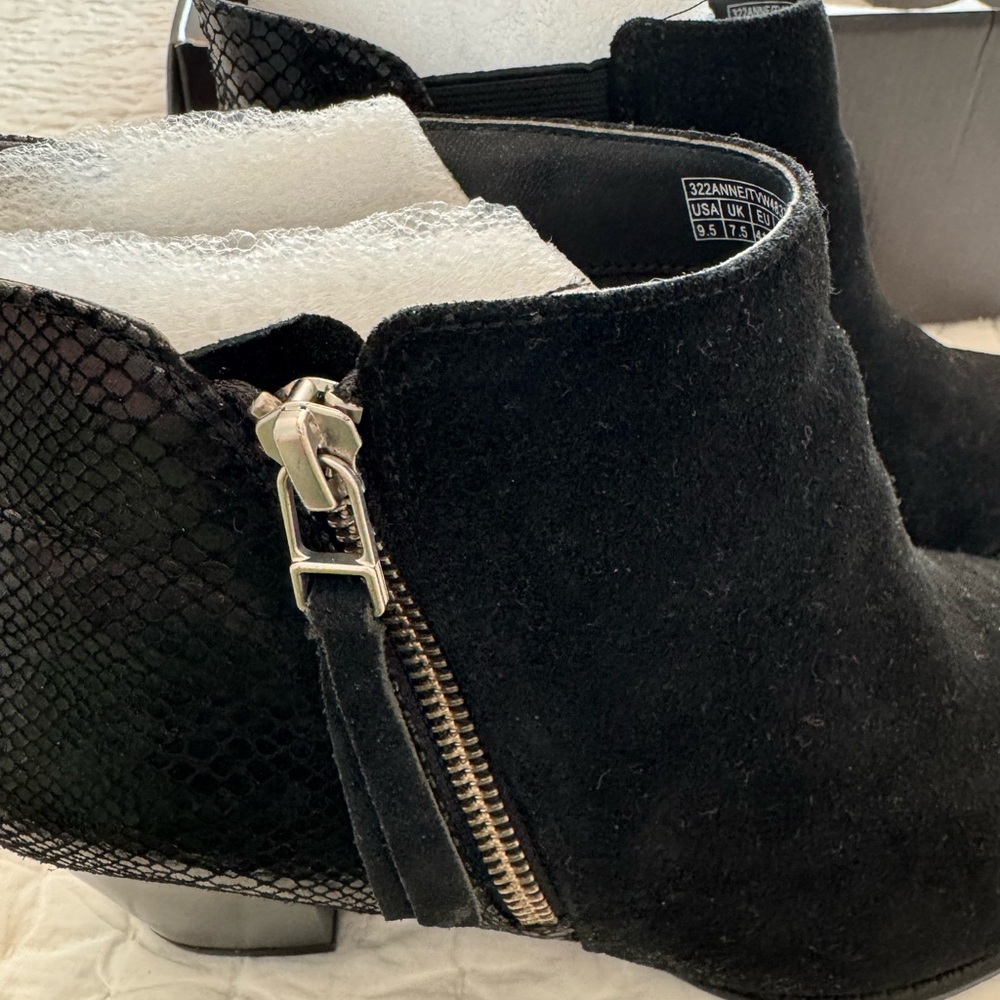 Vionic Anne black suede/snake bootie w/tassel zip 9.5W like new/worn only once - Picture 7 of 11